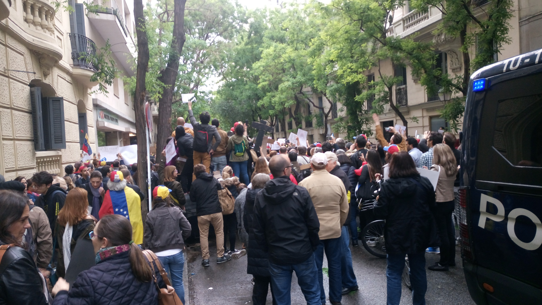 Las guarimbas llegan a Madrid: violentos boicotean acto con víctimas